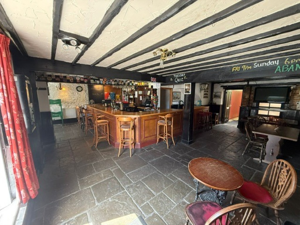 Lot: 111 - FREEHOLD TOWN CENTRE PUBLIC HOUSE WITH TWO-BEDROOM FLAT AND GARDENS - A Reverse View of the bar